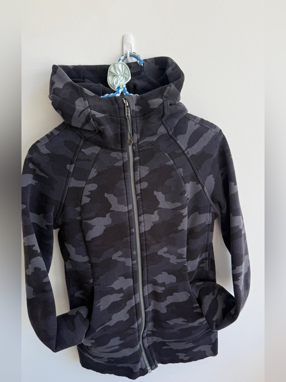 Lulu Lemon grey camouflage scuba hoodie
Size 4